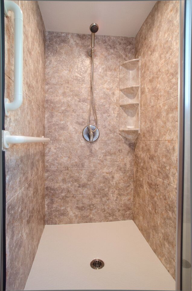 Идея дизайна: главная ванная комната в классическом стиле с фасадами с декоративным кантом, белыми фасадами, душем в нише, раздельным унитазом, бежевой плиткой, разноцветной плиткой, удлиненной плиткой, белыми стенами, врезной раковиной и столешницей из гранита