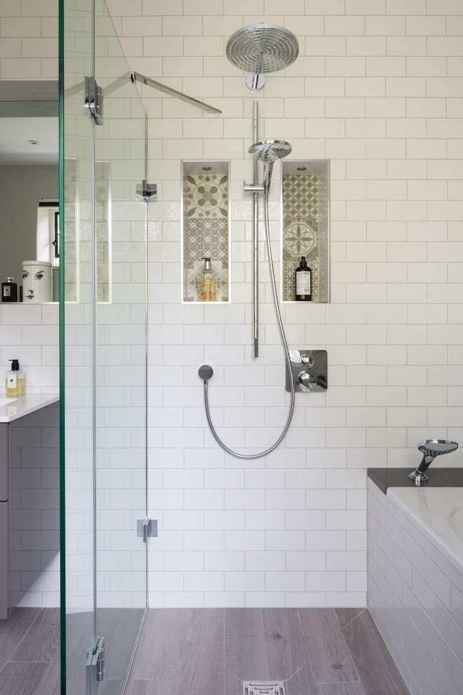 Exempel på ett mellanstort modernt badrum, med släta luckor, grå skåp, våtrum, tunnelbanekakel, vita väggar, laminatgolv, ett väggmonterat handfat, grått golv och med dusch som är öppen