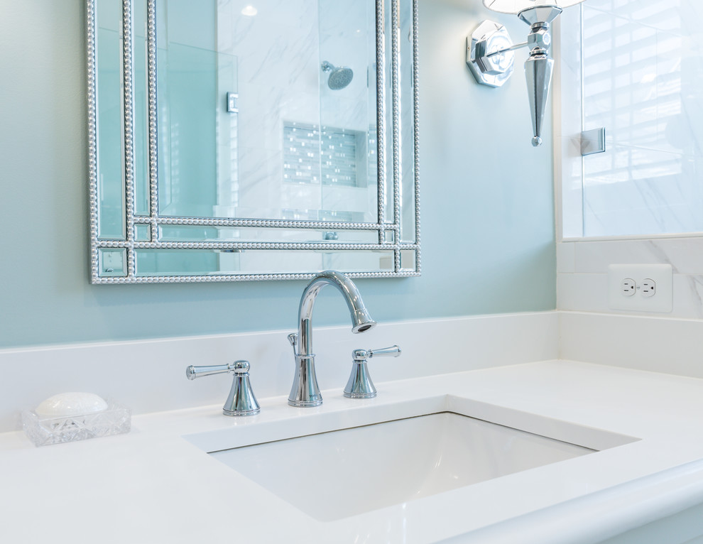 На фото: маленькая главная ванная комната в стиле неоклассика (современная классика) с фасадами в стиле шейкер, серыми фасадами, душем в нише, раздельным унитазом, белой плиткой, керамогранитной плиткой, синими стенами, полом из керамогранита, врезной раковиной, столешницей из искусственного кварца, бежевым полом и душем с распашными дверями для на участке и в саду с