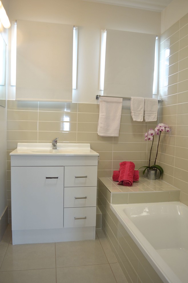 Kleines Modernes Badezimmer mit Löwenfuß-Badewanne, beigen Fliesen und Metrofliesen in Sonstige