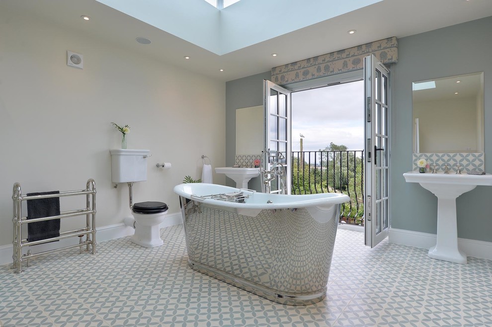 Идея дизайна: детская ванная комната среднего размера в классическом стиле с открытыми фасадами, отдельно стоящей ванной, душем над ванной, унитазом-моноблоком, синей плиткой, цементной плиткой, белыми стенами, полом из мозаичной плитки и раковиной с пьедесталом