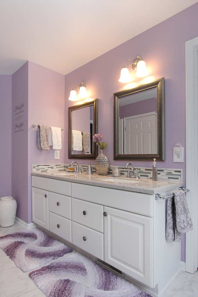 グランドラピッズにある中くらいなトラディショナルスタイルのおしゃれな浴室 (アンダーカウンター洗面器、白いキャビネット、アルコーブ型シャワー、白いタイル、セラミックタイル、セラミックタイルの床、人工大理石カウンター、紫の壁) の写真