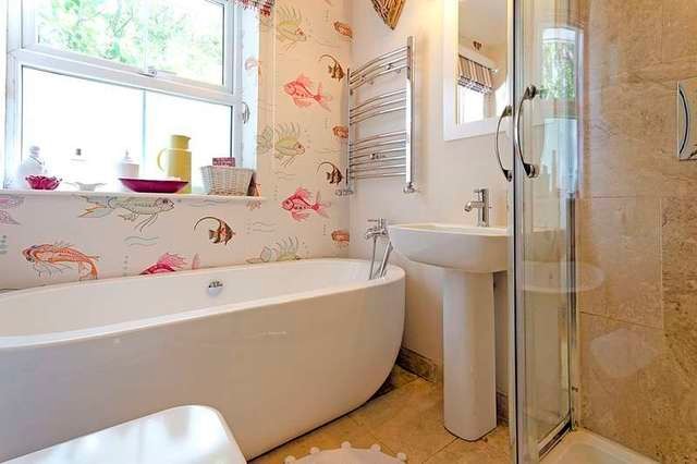 Idee per una stanza da bagno per bambini country di medie dimensioni con vasca freestanding, doccia ad angolo, piastrelle beige, piastrelle in ceramica, pareti bianche e pavimento con piastrelle in ceramica