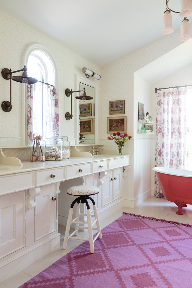 Aménagement d'une grande salle de bain principale éclectique avec un placard à porte shaker, des portes de placard blanches, une baignoire sur pieds, un carrelage beige, parquet peint, un lavabo encastré, un plan de toilette en calcaire, un mur beige et un sol blanc.