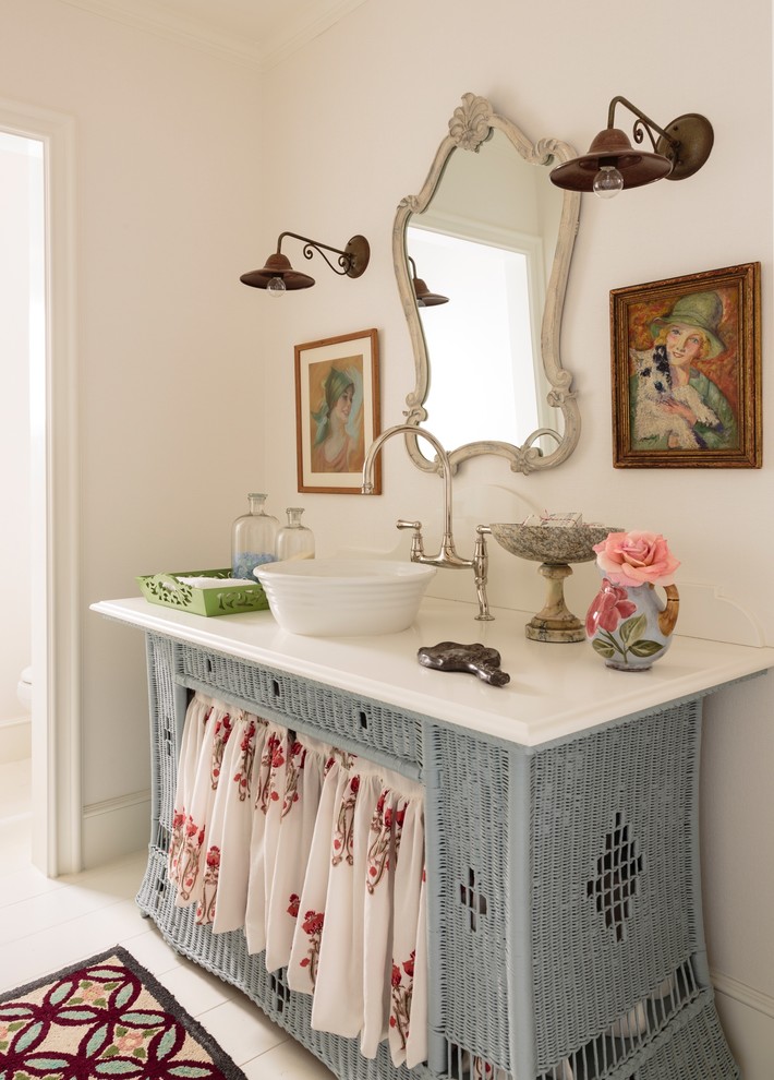 Ispirazione per una stanza da bagno con doccia stile marinaro di medie dimensioni con lavabo a bacinella, ante blu, top in quarzo composito, pareti bianche e pavimento in legno verniciato