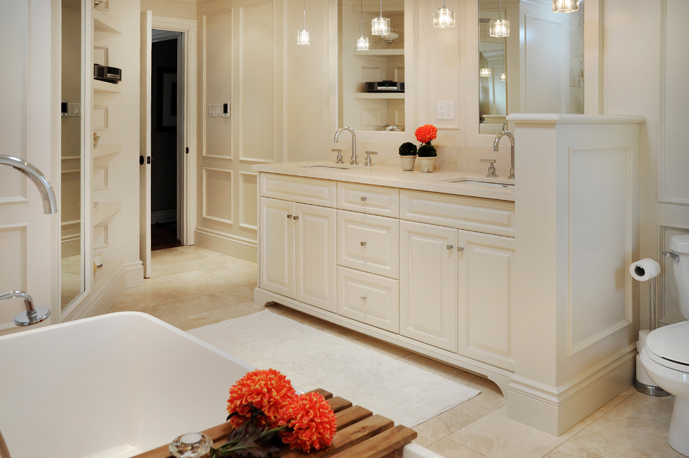 Idéer för ett stort klassiskt en-suite badrum, med ett undermonterad handfat, luckor med infälld panel, beige skåp, marmorbänkskiva och ett fristående badkar
