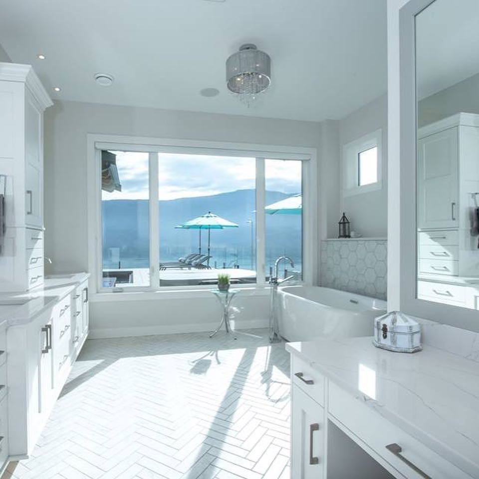 Inspiration för ett funkis en-suite badrum, med porslinskakel och klinkergolv i porslin