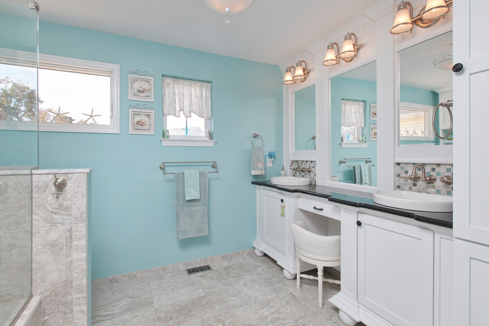 Inspiration pour une grande salle de bain principale marine avec un placard à porte shaker, des portes de placard blanches, une douche d'angle, WC séparés, un carrelage gris, mosaïque, un mur bleu, un sol en carrelage de céramique, un lavabo intégré et un plan de toilette en granite.
