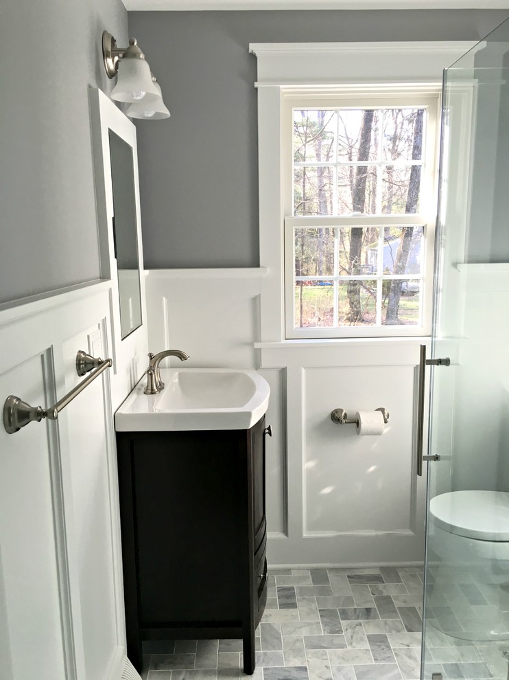 Amerikansk inredning av ett litet en-suite badrum, med skåp i mörkt trä, ett hörnbadkar, en toalettstol med separat cisternkåpa, grå kakel, stenkakel, grå väggar, mosaikgolv, skåp i shakerstil, en hörndusch, marmorbänkskiva och ett konsol handfat