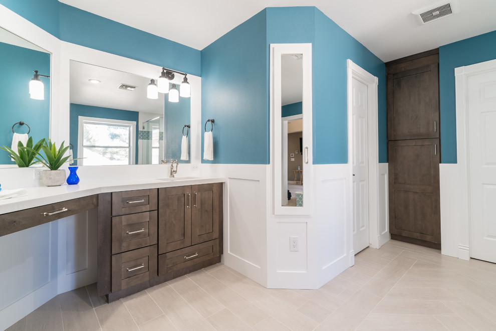 На фото: большая главная ванная комната в стиле модернизм с фасадами в стиле шейкер, темными деревянными фасадами, накладной ванной, угловым душем, синими стенами, светлым паркетным полом, врезной раковиной, бежевым полом, душем с распашными дверями и белой столешницей