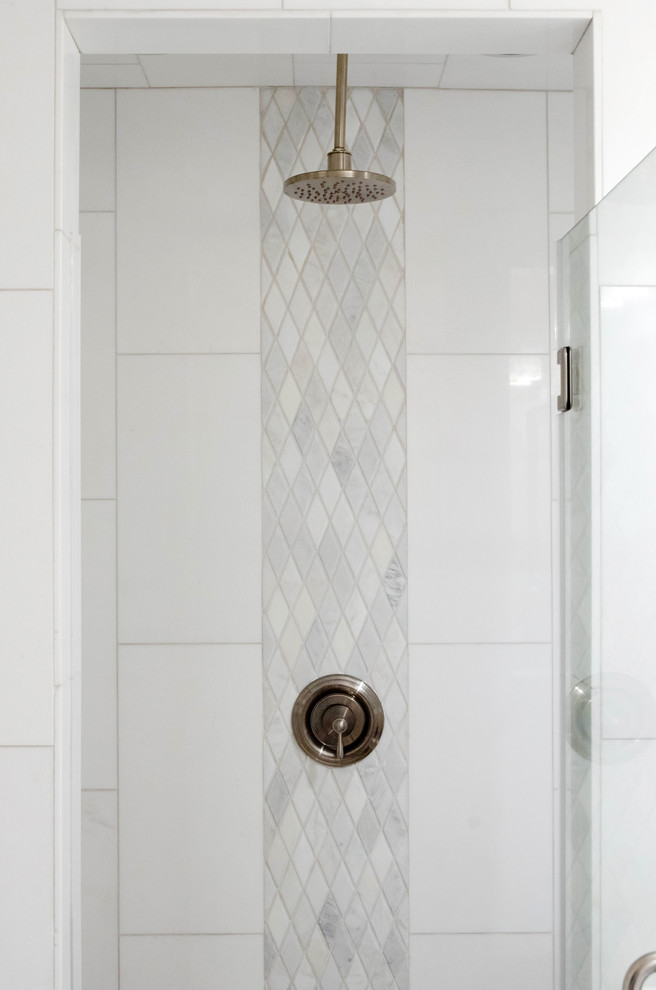 Diseño de cuarto de baño principal clásico renovado pequeño con baldosas y/o azulejos blancos, baldosas y/o azulejos de mármol, paredes blancas y ducha con puerta con bisagras