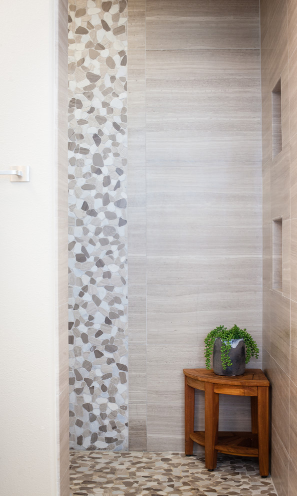 Идея дизайна: большая главная ванная комната в современном стиле с фасадами в стиле шейкер, серыми фасадами, отдельно стоящей ванной, открытым душем, унитазом-моноблоком, настольной раковиной, серой плиткой, плиткой из известняка, серыми стенами и полом из галечной плитки