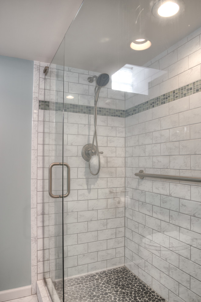 Inspiration pour une salle de bain traditionnelle en bois foncé de taille moyenne avec un placard à porte shaker, WC séparés, un carrelage gris, un carrelage vert, mosaïque, un mur bleu, un sol en marbre, un lavabo encastré et un plan de toilette en granite.