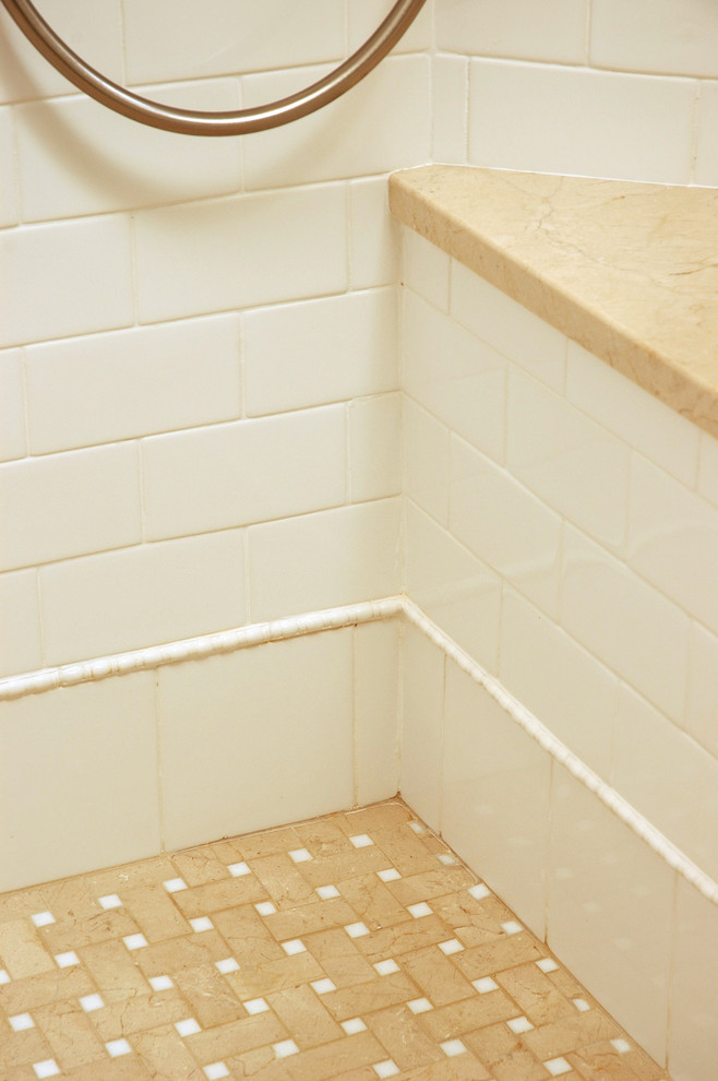 Esempio di una grande stanza da bagno padronale classica con lavabo sottopiano, ante con riquadro incassato, ante bianche, top in laminato, vasca freestanding, doccia alcova, piastrelle bianche, piastrelle in gres porcellanato, pareti bianche e pavimento in marmo