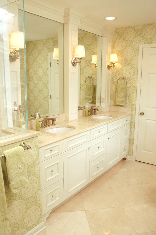 Foto de cuarto de baño principal tradicional grande con lavabo bajoencimera, armarios con paneles empotrados, puertas de armario blancas, encimera de laminado, paredes blancas y suelo de mármol