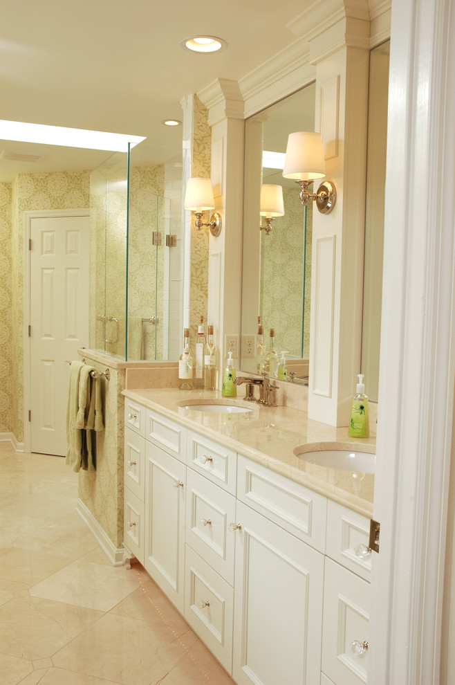 На фото: большая главная ванная комната в классическом стиле с врезной раковиной, фасадами с утопленной филенкой, белыми фасадами, столешницей из ламината, белыми стенами и мраморным полом