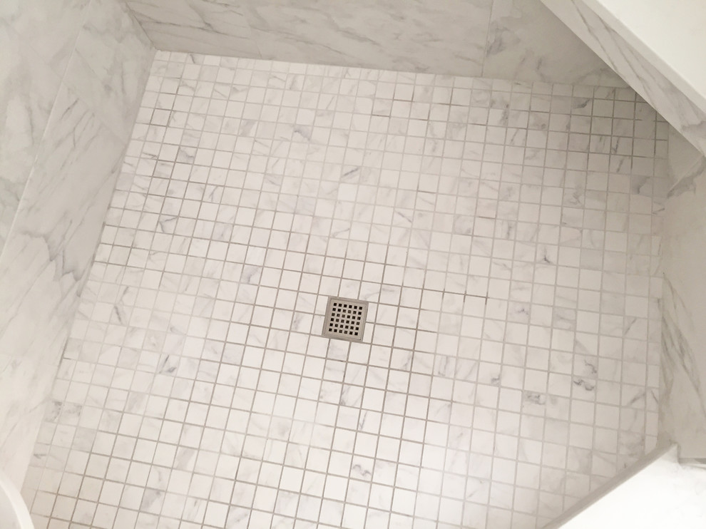 Inredning av ett klassiskt mellanstort vit vitt en-suite badrum, med skåp i shakerstil, vita skåp, en dusch i en alkov, en toalettstol med hel cisternkåpa, vit kakel, keramikplattor, grå väggar, klinkergolv i porslin, ett undermonterad handfat, bänkskiva i kvarts, grått golv och dusch med gångjärnsdörr