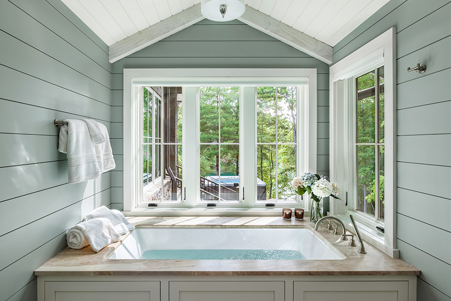 Inredning av ett lantligt stort en-suite badrum, med ett undermonterat badkar, blå väggar, ett undermonterad handfat, en dusch i en alkov, klinkergolv i porslin, marmorbänkskiva, skåp i shakerstil och vita skåp