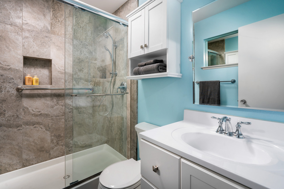 Aménagement d'une petite salle de bain classique avec un placard avec porte à panneau encastré, des portes de placard blanches, WC séparés, un carrelage beige, des carreaux de céramique, un mur bleu, un sol en vinyl, un lavabo encastré, un plan de toilette en quartz modifié, un sol beige, une cabine de douche à porte coulissante et un plan de toilette blanc.