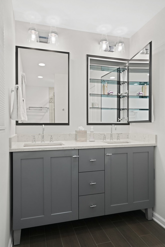 Exempel på ett mellanstort klassiskt badrum för barn, med skåp i shakerstil, grå skåp, vita väggar, klinkergolv i porslin, ett undermonterad handfat, bänkskiva i kvartsit och brunt golv