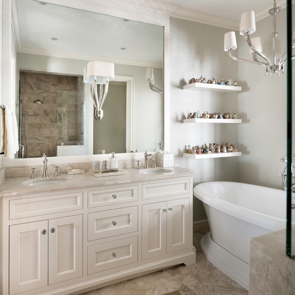 Стильный дизайн: главная ванная комната среднего размера в стиле неоклассика (современная классика) с фасадами с декоративным кантом, белыми фасадами, отдельно стоящей ванной и накладной раковиной - последний тренд