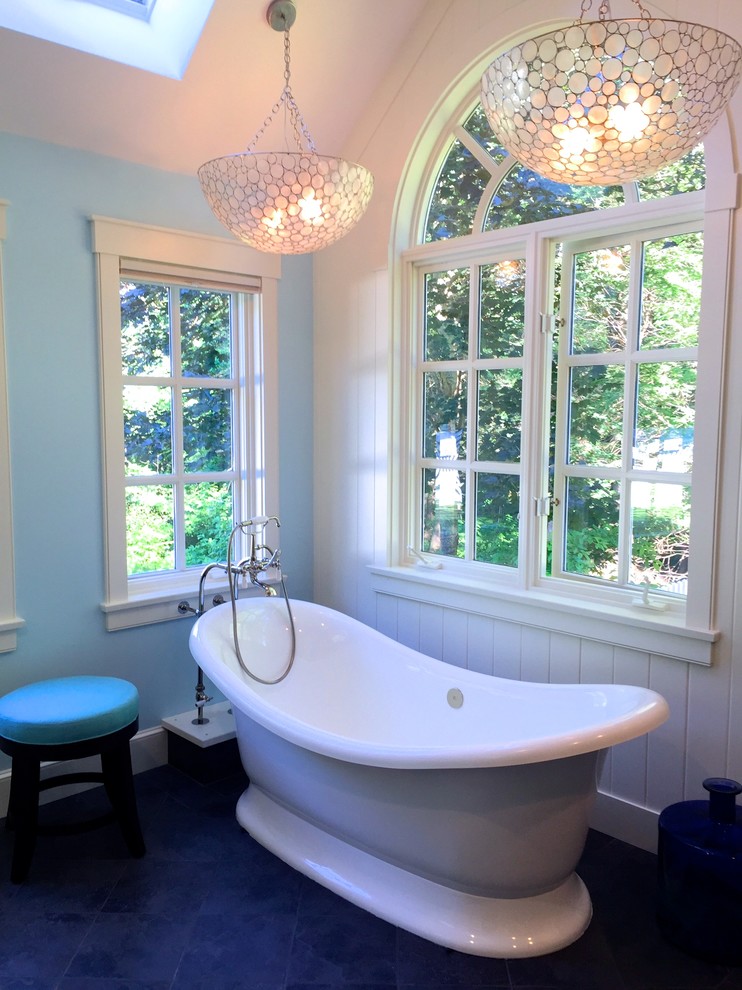 Ispirazione per una grande stanza da bagno padronale stile marino con lavabo da incasso, ante bianche, top in granito, vasca freestanding, doccia aperta, piastrelle bianche, piastrelle diamantate, pareti blu e pavimento in ardesia