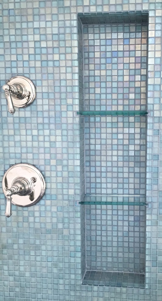 Immagine di una grande stanza da bagno padronale stile marino con lavabo da incasso, ante bianche, top in granito, vasca freestanding, doccia aperta, piastrelle blu, piastrelle a mosaico, pareti blu e pavimento in ardesia