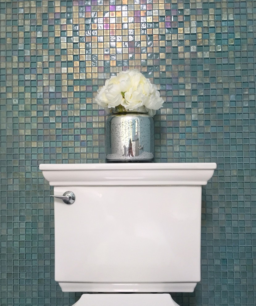 Ispirazione per una grande stanza da bagno padronale stile marino con lavabo da incasso, ante bianche, top in granito, vasca freestanding, doccia aperta, piastrelle blu, piastrelle a mosaico, pareti blu e pavimento in ardesia