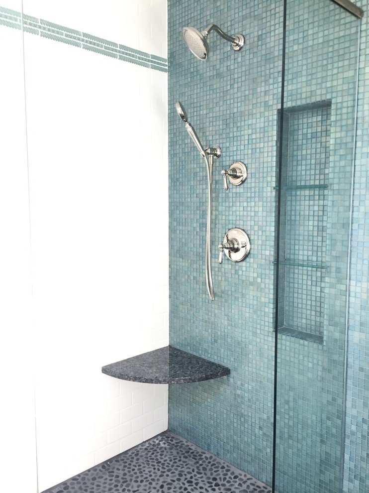 Foto på ett stort maritimt en-suite badrum, med ett nedsänkt handfat, vita skåp, granitbänkskiva, ett fristående badkar, en öppen dusch, vit kakel, tunnelbanekakel, blå väggar och skiffergolv