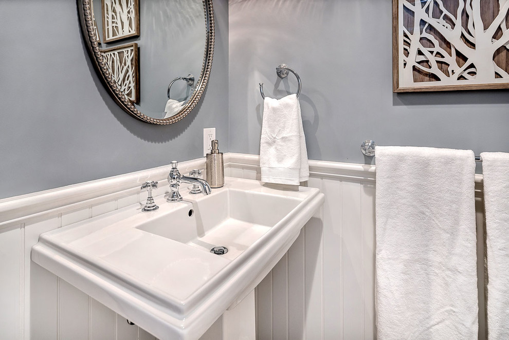 Idee per una piccola stanza da bagno con doccia tradizionale con lavabo a colonna, piastrelle bianche, pareti grigie e pavimento con piastrelle a mosaico