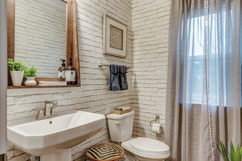 Inspiration pour une salle de bain traditionnelle avec parquet clair, un lavabo de ferme et un sol marron.