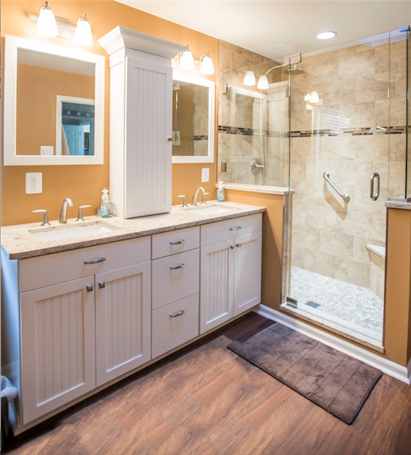 Exempel på ett mellanstort klassiskt en-suite badrum, med luckor med infälld panel, vita skåp, en hörndusch, beige kakel, keramikplattor, orange väggar, vinylgolv, ett undermonterad handfat och granitbänkskiva