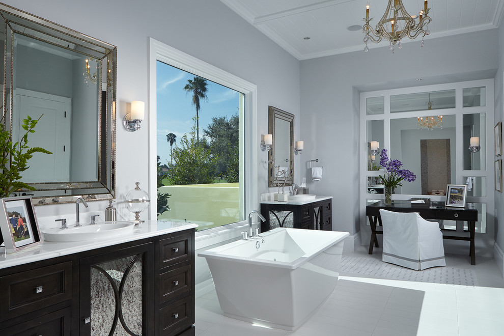 マイアミにあるトロピカルスタイルのおしゃれな浴室 (置き型浴槽) の写真
