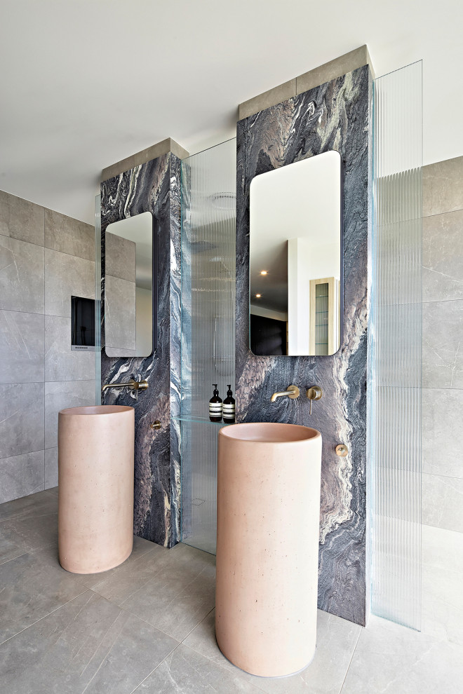 Immagine di una stanza da bagno padronale contemporanea di medie dimensioni con doccia aperta, piastrelle grigie, doccia aperta, due lavabi e mobile bagno incassato