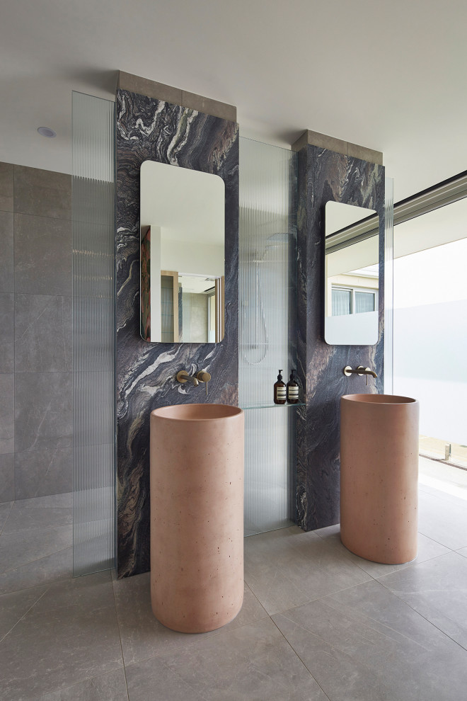 Esempio di una stanza da bagno padronale design di medie dimensioni con doccia aperta, piastrelle grigie, doccia aperta, due lavabi, pavimento grigio e mobile bagno freestanding