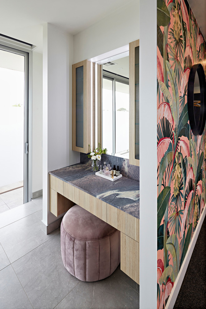 Пример оригинального дизайна: главная ванная комната среднего размера в современном стиле с светлыми деревянными фасадами, мраморной столешницей, серым полом, разноцветной столешницей и тумбой под одну раковину