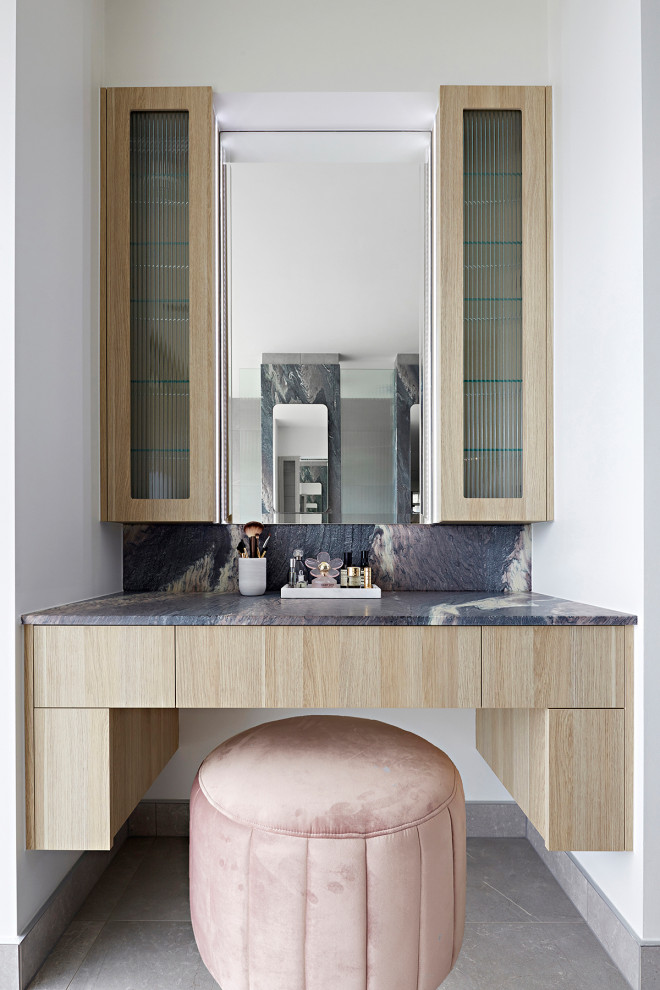 Imagen de cuarto de baño principal contemporáneo de tamaño medio con puertas de armario de madera clara, encimera de mármol, suelo gris y encimeras multicolor