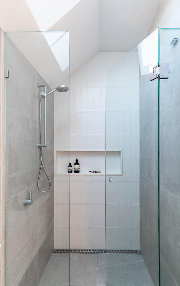 На фото: ванная комната в современном стиле с серой плиткой, белой плиткой, серым полом, нишей и сводчатым потолком с