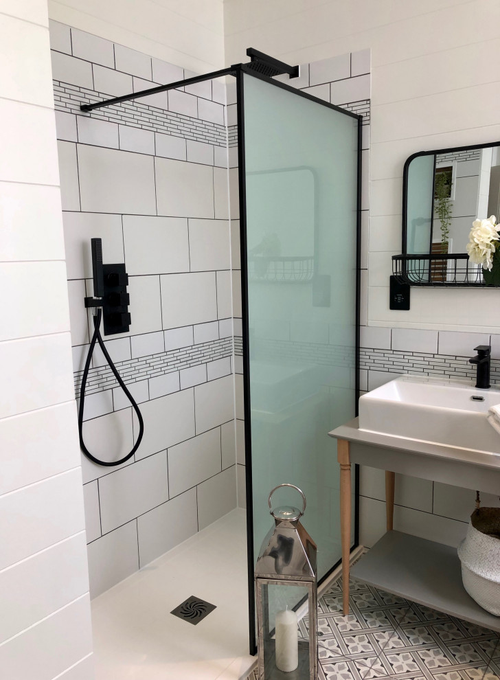 Пример оригинального дизайна: ванная комната в викторианском стиле с серыми фасадами, душевой комнатой, инсталляцией, керамической плиткой, полом из керамогранита, раковиной с пьедесталом, открытым душем, тумбой под одну раковину и напольной тумбой
