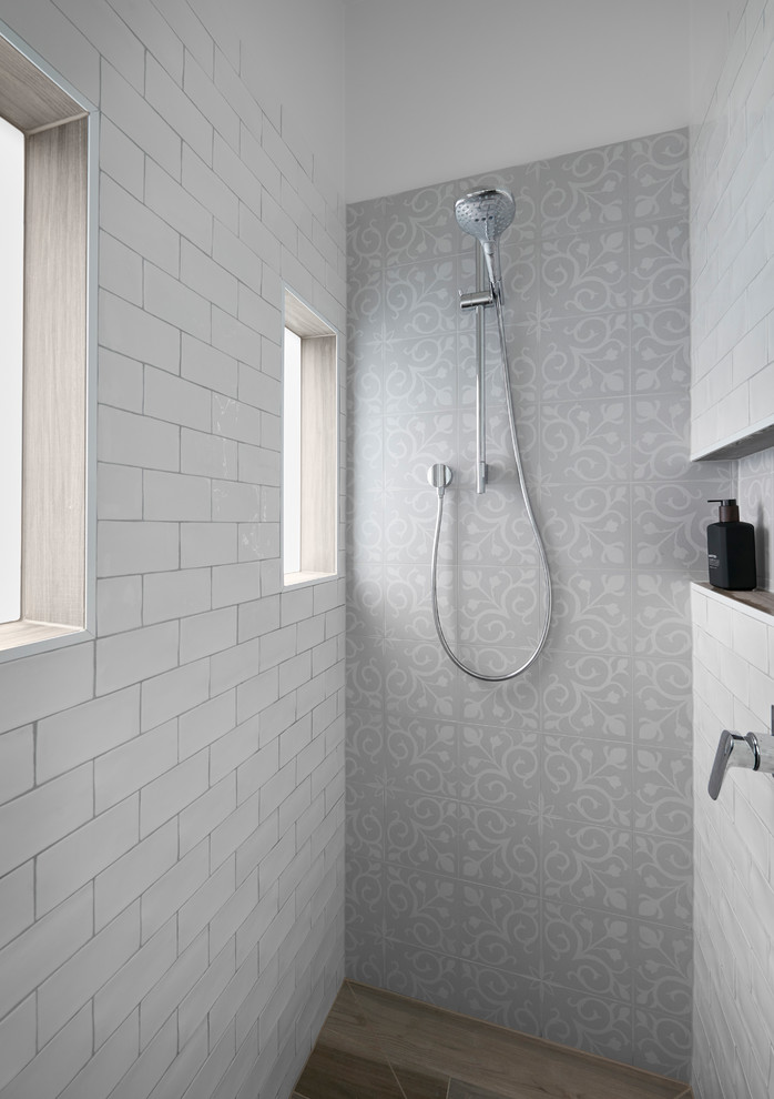 Inspiration för ett mellanstort vintage vit vitt badrum med dusch, med möbel-liknande, grå skåp, ett fristående badkar, en hörndusch, flerfärgad kakel, tunnelbanekakel, vita väggar, plywoodgolv, ett integrerad handfat, marmorbänkskiva, brunt golv och med dusch som är öppen