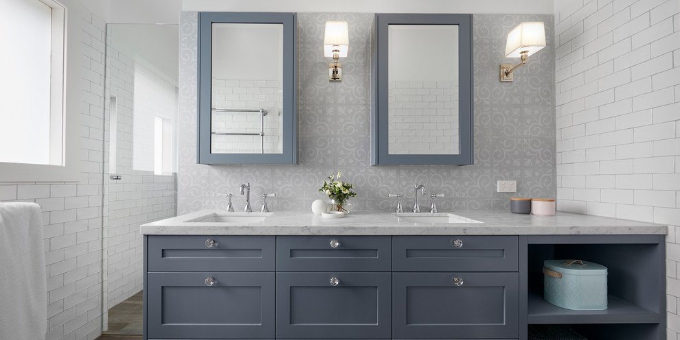 Bild på ett mellanstort vintage vit vitt badrum med dusch, med möbel-liknande, grå skåp, ett fristående badkar, en hörndusch, flerfärgad kakel, tunnelbanekakel, vita väggar, plywoodgolv, ett integrerad handfat, marmorbänkskiva, brunt golv och med dusch som är öppen
