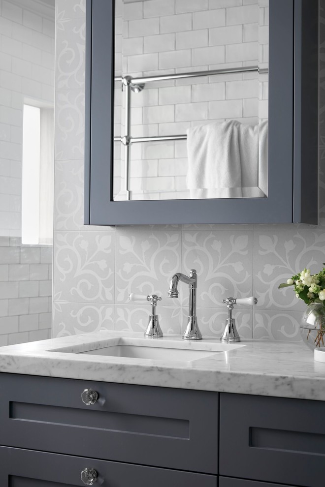 Exempel på ett mellanstort klassiskt vit vitt badrum med dusch, med möbel-liknande, grå skåp, ett fristående badkar, en hörndusch, flerfärgad kakel, tunnelbanekakel, vita väggar, plywoodgolv, ett integrerad handfat, marmorbänkskiva, brunt golv och med dusch som är öppen