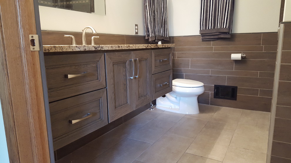 Exempel på ett mellanstort klassiskt badrum med dusch, med ett undermonterad handfat, luckor med infälld panel, granitbänkskiva, en kantlös dusch, keramikplattor, klinkergolv i keramik, skåp i mellenmörkt trä, beige kakel och beige väggar