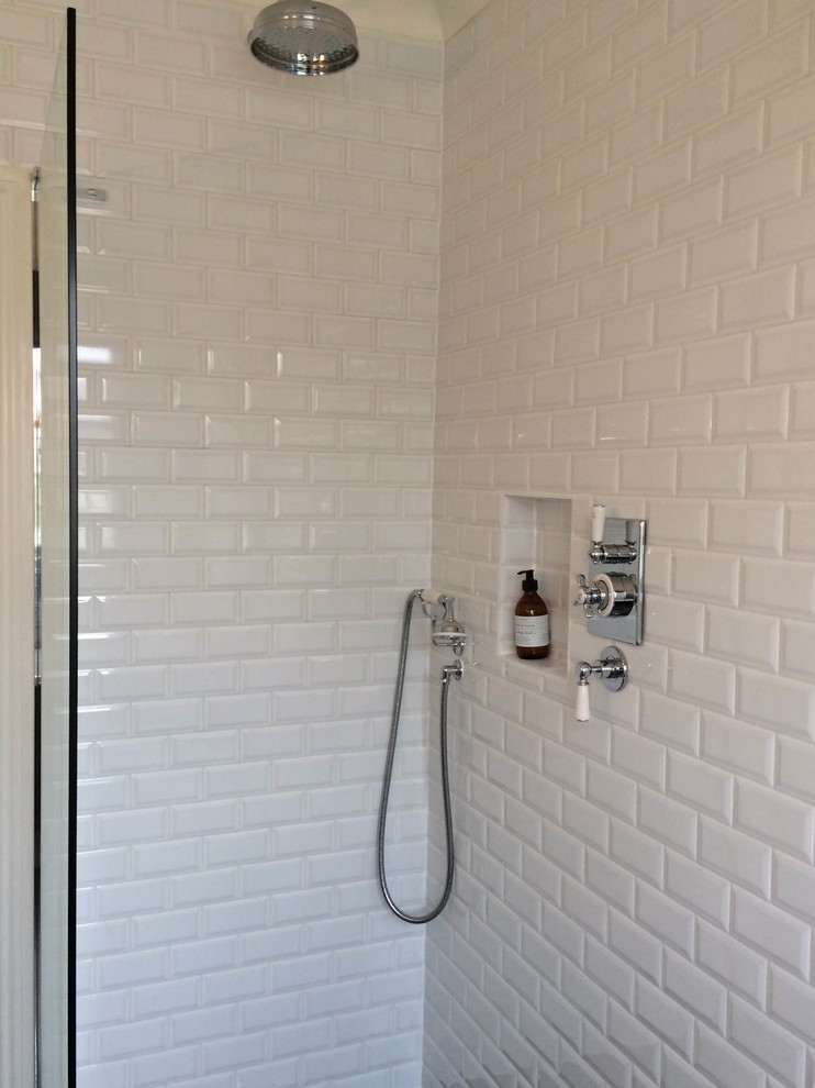 Exemple d'une petite salle de bain principale avec un placard à porte shaker, des portes de placard blanches, une baignoire indépendante, une douche à l'italienne, WC séparés, un carrelage blanc, des carreaux de céramique et un mur blanc.
