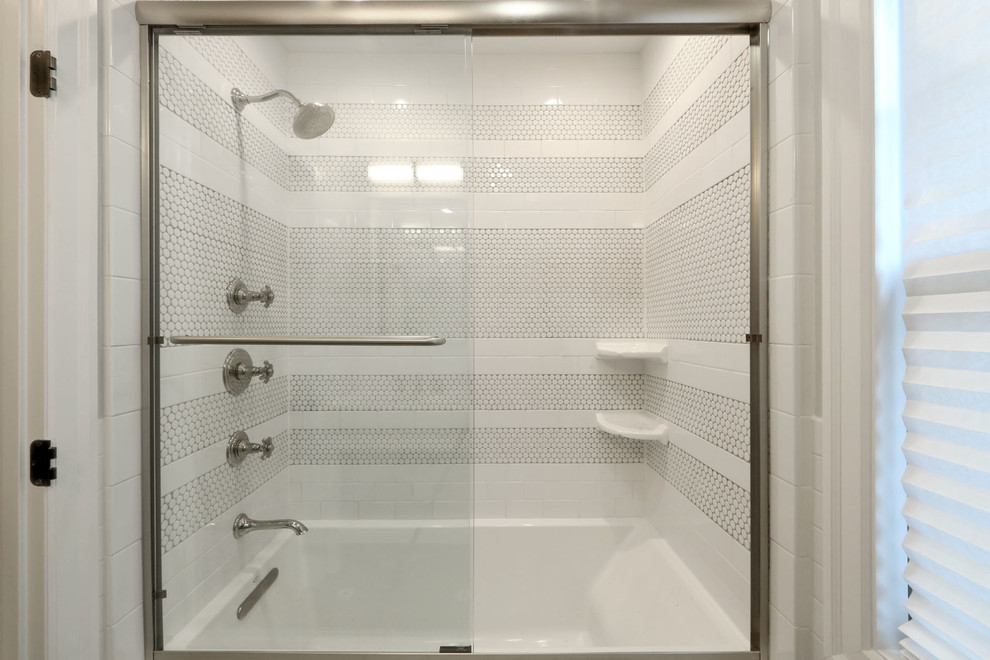 Eklektisk inredning av ett mellanstort badrum för barn, med ett avlångt handfat, öppna hyllor, vita skåp, ett badkar i en alkov, en dusch/badkar-kombination, en toalettstol med separat cisternkåpa, vit kakel, porslinskakel, vita väggar och klinkergolv i porslin