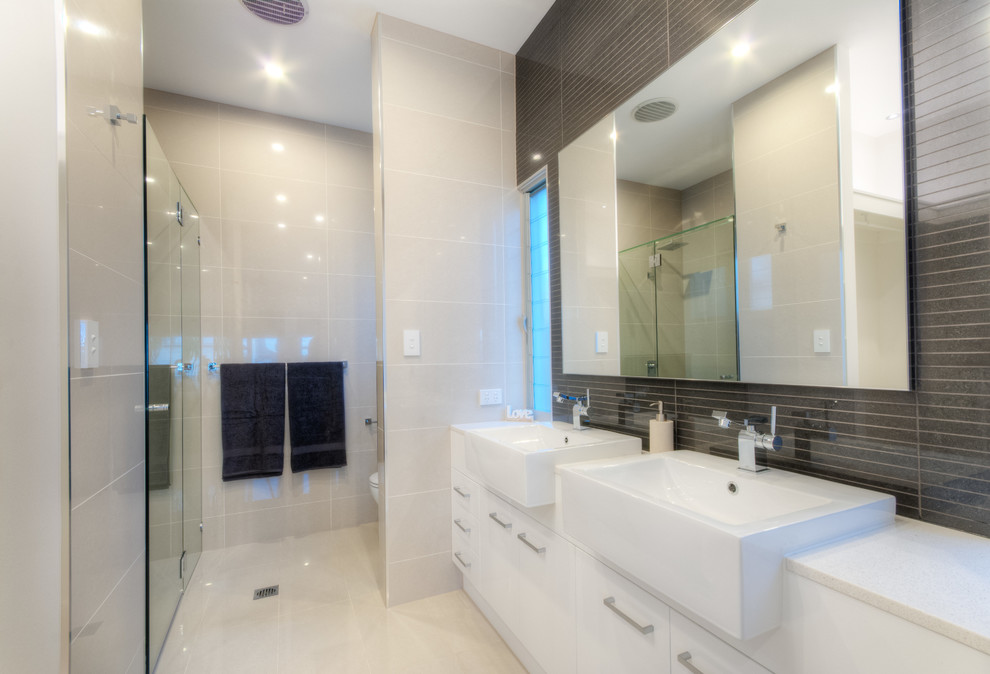 Idéer för att renovera ett funkis en-suite badrum, med vita skåp, beige kakel, keramikplattor och marmorbänkskiva