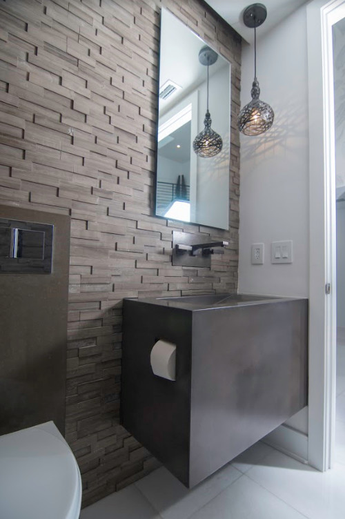 Пример оригинального дизайна: большая главная ванная комната в современном стиле с плоскими фасадами, серыми фасадами, накладной ванной, душем над ванной, инсталляцией, белой плиткой, керамогранитной плиткой, белыми стенами, мраморным полом, монолитной раковиной, столешницей из бетона, белым полом, душем с распашными дверями, серой столешницей, тумбой под две раковины и напольной тумбой