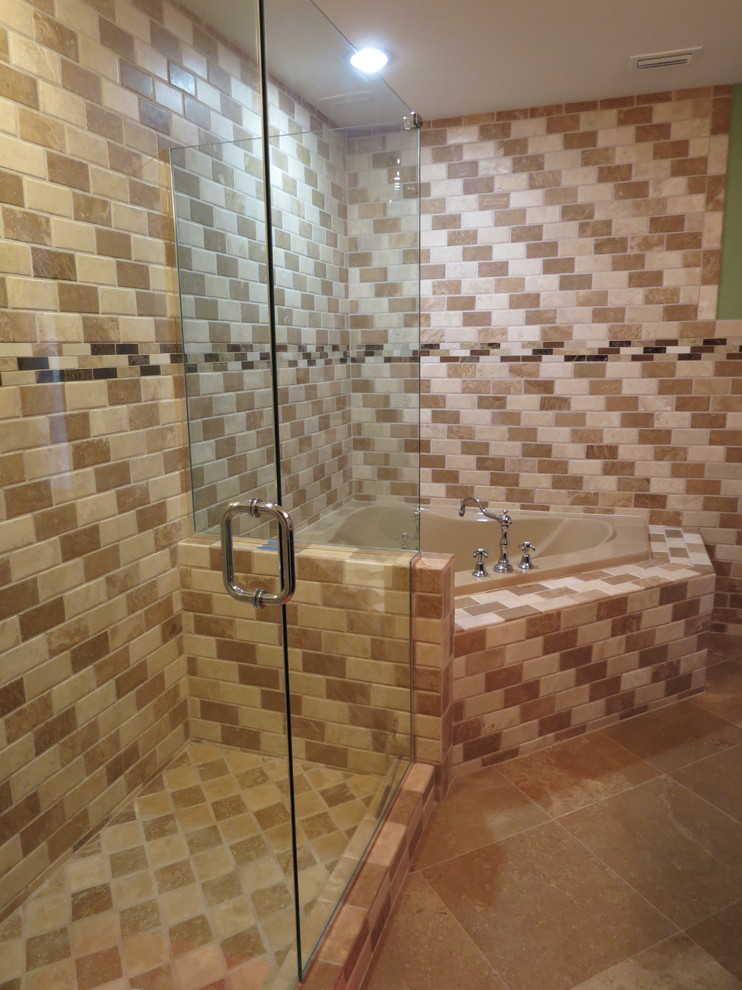 Réalisation d'une grande salle de bain principale design avec une baignoire d'angle, un carrelage beige, des carreaux de céramique et un mur beige.