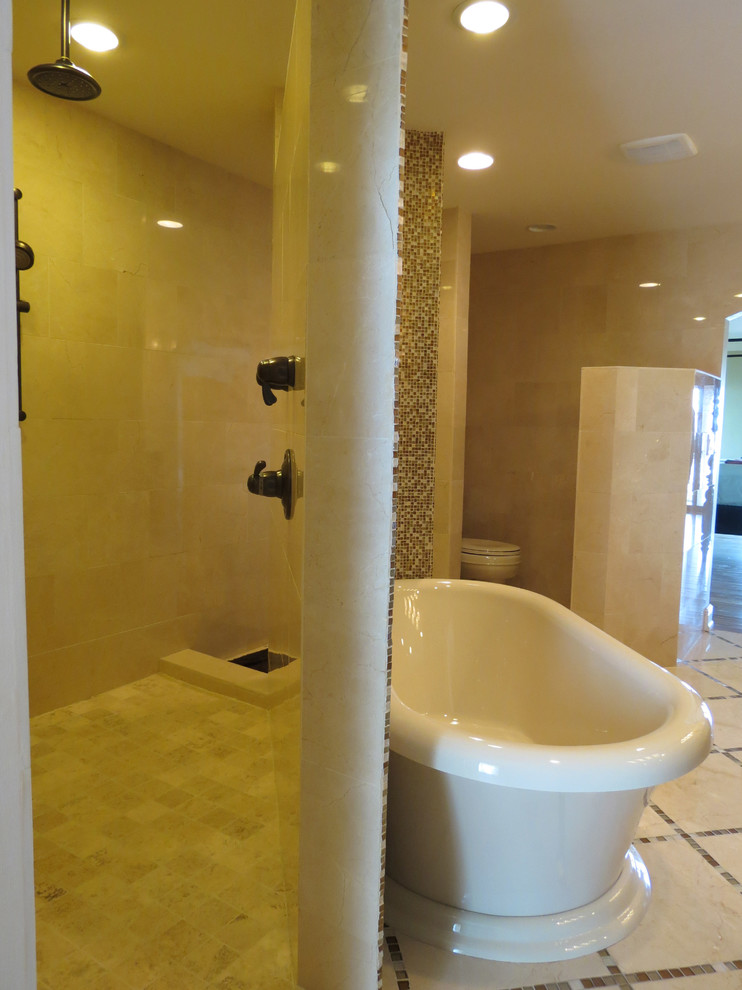 Idéer för ett stort klassiskt badrum, med ett fristående badkar, en öppen dusch, beige kakel, glaskakel, beige väggar, en toalettstol med hel cisternkåpa och klinkergolv i keramik