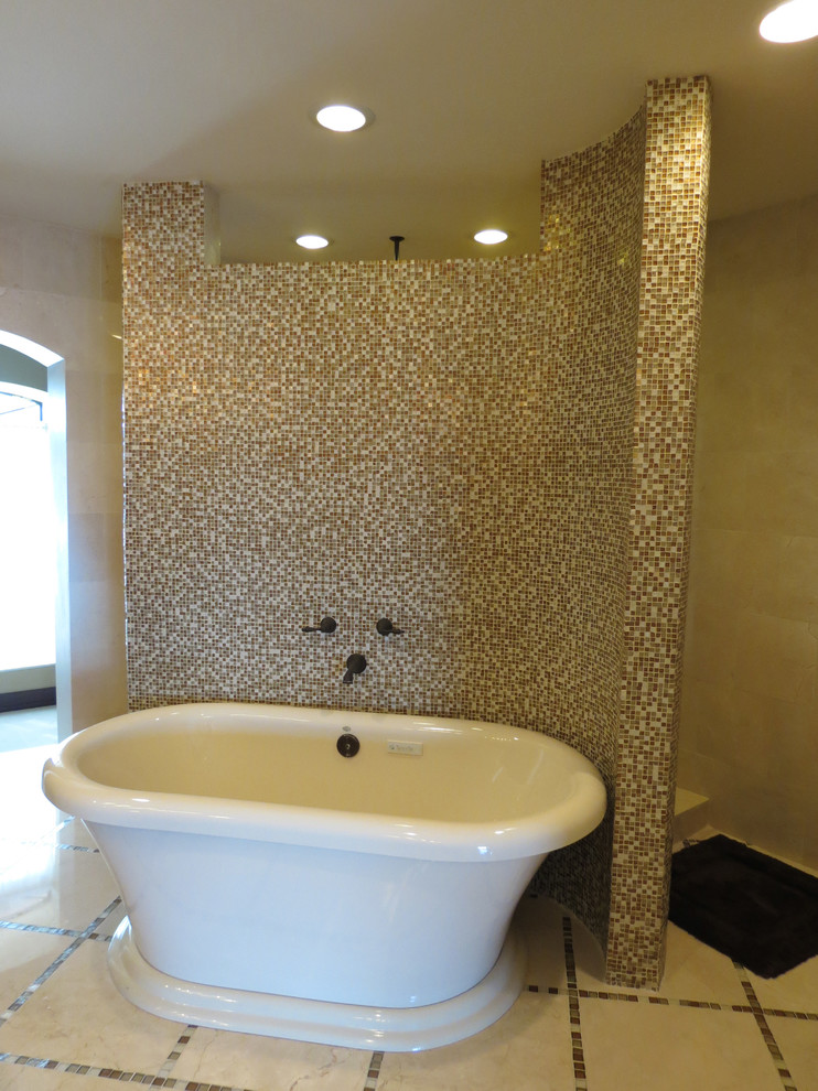 Réalisation d'une grande salle de bain principale tradition avec une baignoire indépendante, une douche ouverte, un carrelage beige, des carreaux de céramique, un mur beige et un sol en carrelage de céramique.